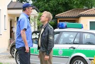 Die Rosenheim-Cops – Polizist Michi Mohr (Max Müller, r.) befragt Postbote Friedrich Creutzburg (Kai Maertens, l.).