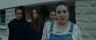 Derby Girl – Allison (Myra Bitout, l.), Booby (Allison Chassagne, 2.v.l.), Mother (Sophie-Marie Larrouy, 3.v.l.) und MJ (Salomé Diénis Meulien, r.) sind einer großen Sache auf der Spur. Doch als sie dem nachgehen wollen, erwartet sie eine herbe Enttäuschung.