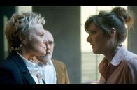 Zweifel – Agnès Baer (Muriel Robin, li.) mit ihrer Assistentin Manon (Elodie Wallace, re.) und ihrem Ehemann Gabriel Baer (Olivier Claverie, Mi.)