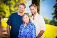 Die Landarztpraxis – (v.l.n.r.) Max Raichinger (Alexander Koll); Dr. Sarah König (Caroline Frier); Dr. Fabian Kroiß (Oliver Franck) Dateiname: 2804896.jpg; Rechtehinweis: Dieses Bild darf bis eine Woche nach Ausstrahlung honorarfrei fuer redaktionelle Zwecke und nur im Rahmen der Programmankuendigung verwendet werden. Spaetere Veroeffentlichungen sind nur nach Ruecksprache und ausdruecklicher Genehmigung der Seven.One Entertainment Group GmbH moeglich. Nicht fuer EPG! Verwendung nur mit vollstaendigem Copyrightvermerk. Das Foto darf nicht veraendert, bearbeitet und nur im Ganzen verwendet werden. Es darf nicht archiviert werden. Es darf nicht an Dritte weitergeleitet werden. Aneinanderreihung/Zusammenlegung/Kopplung von Bildern zum Zweck der Erstellung von Slide-Shows o.ä. nicht gestattet; Verbindung/Einfügen/Anfügen von Werbung nicht gestattet. Bei Fragen: foto@seven.one Voraussetzung fuer die Verwendung dieser Programmdaten ist die Zustimmung zu den Allgemeinen Geschaeftsbedingungen der Presselounges der Sender der Seven.One Entertainment Group GmbH.
