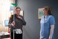 In aller Freundschaft – ARD/MDR IN ALLER FREUNDSCHAFT 1097 , "Bang ums Herz" Uhr im ERSTEN. Ab 03.06.2025, 21:00 Uhr in der ARD-Mediathek. Sarah Marquardt (Alexa Maria Surholt, li.) ist als Patientin für Miriam Schneider (Christina Petersen, re.) eine echte Herausforderung. Sarah hält sich weder an die Anweisungen der Ärzte noch an die des Pflegepersonals. Doch was umtreibt Sarah?