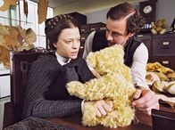 Margarete Steiff – Margarete (Heike Makatsch) und ihr Bruder Fritz (Felix Eitner) haben gemeinsam den ersten Bären aus Mohair entwickelt und genäht.