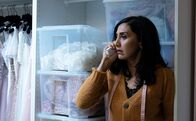 Alles auf Rot – Dalida (Narges Rashidi) entdeckt die Opfer Layla und Mehdi.