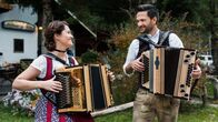 Musikantisch kreuz und quer durchs Land – Conny Bürgler und Richard Deutinger.