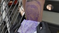 Tattoo: Edition Engelhard – Tattoo-Skizze auf dem Griff kopiert.