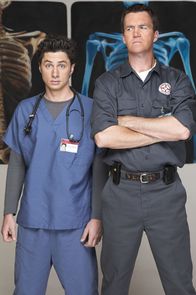 Scrubs - Die Anfänger – (2. Staffel) - Der Hausmeister (Neil Flynn, r.) des Sacred Heart Hospitals macht insbesondere J.D. (Zach Braff, l.) das Leben schwer ...