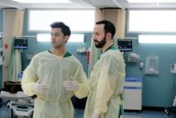Atlanta Medical – Dr. Devon Pravesh (Manish Dayal, l.); Dr. Irving Feldman (Tasso Feldman, r.)