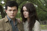 Beautiful Creatures – Ethan (Alden Ehrenreich) verliebt sich sofort in die Neue. Sie heißt Lena (Alice Englert) und ist das Mädchen aus seinen Albträumen. Immer muss er sie da vor einer dunklen Gefahr retten.