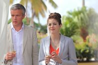 Death in Paradise – Francois (Valéry Schatz) und Lucy (Charlotte Hope) gut gelaunt beim Sektempfang.