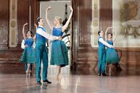 Zum Jahreswechsel – Roman Lazik, Olga Esina (M.) gemeinsam mit Tänzerinnen und Tänzern des Wiener Staatsopernballets.