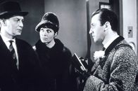 Edgar Wallace: Der Zinker – Beryl (Barbara Rütting, Mi.) und Josua Harras (Eddi Arent, re.) nehmen Frank Sutton (Günter Pfitzmann, li.), den Besitzer einer Tiergroßhandlung etwas genauer unter die Lupe ...