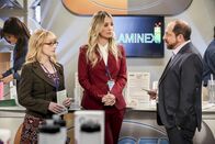 The Big Bang Theory – (v.li.) Melissa Rauch (Bernadette Rostenkowski-Wolowitz), Kaley Cuoco (Penny), Jason Kravits (Danny).