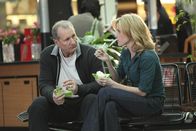 Modern Family – Während Jay (Ed O'Neill) ein offenes Ohr für Claire (Julie Bowen) hat, holt Phil sich Rat bei Gloria.