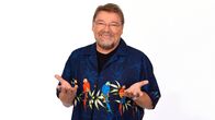 30 Jahre "Geld oder Liebe" und Jürgen von der Lippe backt Pizza – WDR Fernsehen 30 JAHRE "GELD ODER LIEBE" UND JÜRGEN VON DER LIPPE BACKT PIZZA Uhr. Sie war eine der erfolgreichsten Kuppelshows des deutschen Fernsehens: "Geld oder Liebe". 12 Jahre lang, in 90 Folgen, mussten Singles in skurrilen Partyspielen ihre Beziehungsfähigkeit beweisen und so manche Geheimnisse lüften. Und Jürgen von der Lippe war dabei immer der perfekte Gastgeber: Charmant, etwas anzüglich, aber nie unfair zu seinen Gästen, das perfekte Entertainmentpaket. Wir blicken gemeinsam mit Jürgen von der Lippe auf das Jubiläum und dabei lässt es sich Jürgen nicht nehmen, für seine damaligen Mitstreiter nochmal Pizza zu backen, wie es damals vor der Sendung im Backstage üblich war.