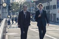 Tokyo Vice – Hiroto Katagiri (Ken Watanabe, l.); Jake Adelstein (Ansel Elgort, r.)