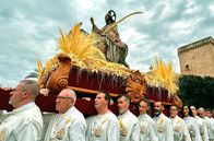 Mit dem Zug ... – Bei der Prozession am Palmsonntag in Elche wird Jesus auf dem Esel reitend durch die Stadt getragen. An der Costa Blanca gibt es während der "Semana Santa" überall Inszenierungen der Ostergeschichte.