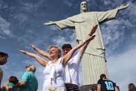 Verrückt nach Meer – Kapitänsgattin Waltraud und Kapitän Morten Hansen posieren vor der Christusstatue in Rio de Janeiro, Brasilien.