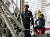 9-1-1 Notruf L.A. – Bobby Nash (Peter Krause, l.), Eddie Diaz (Ryan Guzman, r.)