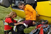 Die Bergretter – Die Oberschenkelverletzung ist wieder aufgebrochen. Katharina (Luise Bähr) versorgt Markus (Sebastian Ströbel) noch vor Ort.
