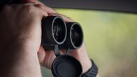 Schmugglern auf der Spur – HSI-Agent Connor benutzt ein Fernglas, um einen möglichen Verdächtigen während eines Einsatzes in San Diego, Kalifornien, zu beobachten (National Geographic)