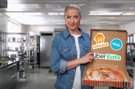 Nice Price – Pia Osterhaus deckt gemeinsam mit Experten, Brancheninsidern und Kunden auf, mit welchen psychologischen und Verkaufsmethoden die Lieferplattformen an unserer Bequemlichkeit verdienen.