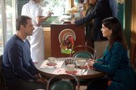 Gilmore Girls – Christopher (David Sutcliffe, l.) ist so euphorisch über seinen plötzlichen Geldsegen, dass er Lorelai (Lauren Graham, r.) und Rory alles mögliche kaufen will, um die Versäumnisse der letzten Jahre wieder gutzumachen ...