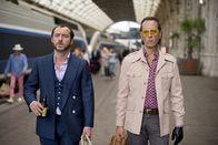 Dom Hemingway – Kaum aus dem Knast heraus, plant Safe-Knacker Dom Hemingway (Jude Law, l.) schon den nächsten Coup: Zusammen mit seinem ehemaligen Partner Dickie (Richard E. Grant, r.) fordert er von dem Ganovenboss Mr. Fontaine die Beute ein, für die er für 12 Jahre ins Gefängnis gewandert ist ...
