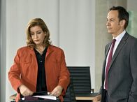In aller Freundschaft – Gesundheitsdezernent Frahm (Moritz Lindbergh) hat bekannt gegeben, dass Dr. Vera Bader den Posten der Verwaltungschefin über beide Kliniken bekommen hat. Als er Sarah (Alexa Maria Surholt) den Posten als Baders Assistentin ans Herz legt, lehnt Sarah empört ab.