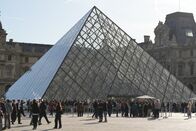 True Stories: Der Louvre-Raub – Die Pyramide im Innenhof des Louvre.