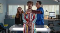 Extraordinary – Als Jen (Máiréad Tyers, l.) und Jizzlord (Luke Rollason, M.) den Tierarzt (John Macmillan, r.) aufsuchen, macht dieser bei der Untersuchung eine Entdeckung, die Hinweise auf Jizzlords geheimnisvolles früheres Leben geben könnte.