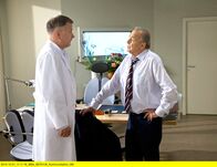 In aller Freundschaft – Dr. Roland Heilmann (Thomas Rühmann, links) hat ein Angebot bekommen, die Leitung einer Rostocker Klinik zu übernehmen. Als er dies seinem engen Vertrauten und ehemalige Chef Prof. Simoni (Dieter Bellmann) berichtet, hat dieser für Roland Verständnis - egal, wie seine Entscheidung ausfällt.