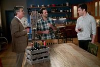 New Girl – Macht sich Nick (Jake Johnson, M.) zurecht Sorgen, dass Schmidt (Max Greenfield, r.) von seinem Vater Gavin (Peter Gallagher, l.) erneut enttäuscht werden könnte?