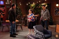 Call Me Kat – (v.l.n.r.) Dan Kingbird (David James Elliott); Kat (Mayim Bialik); Max (Cheyenne Jackson)