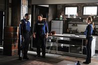 Castle – Captain Frank Mahoney (Allan Louis, l.) hat keine guten Nachrichten für Castle (Nathan Fillion, M.) und Beckett (Stana Katic, r.) - die steht nämlich auf einem versteckten Auslöser einer Bombe und wenn sie sich bewegt, fliegt um sie herum alles in die Luft ...