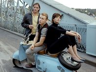 Der Rote Kakadu – ARD DER ROTE KAKADU, Deutschland 2006, Regie Dominik Graf Uhr im Ersten. Der Bühnenmaler Siggi (Max Riemelt, Mitte), die Dichterin Luise (Jessica Schwarz) und ihr Mann Wolle (Ronald Zehrfeld) glauben an den Sozialismus – aber sie lieben auch die westliche Rock-and-Roll-Musik.