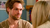 Rote Rosen – Jorik (Remo Schulze) realisiert, dass er Amelie (Lara-Isabelle Rentinck) in den Rücken gefallen ist.