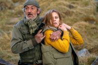 Showdown in den Bergen – Sara (Maďra Schmitt) wird von dem Anführer der Schlepper (Yann Pradal) als Geisel genommen.