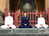 Das erste Mal ... Asien! – In China lernen Louisa und Philipp nicht nur Kung Fu, sondern auch die hohe Kunst des Meditierens.