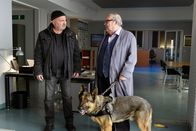 Ein starkes Team – Otto (Florian Martens, l.) ist überrascht, dass Sputnik (Jaecki Schwarz, r.) mit einem Hund im Präsidium erscheint.