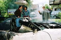 Mit Herz und Handschellen – In Bohns Wagen explodiert eine Autobombe, durch die seine Frau stirbt. Wacker (Jannis Spengler, l.) klärt Nina (Elena Uhlig, M.) und Leo (Henning Baum, r.) über die technischen Details des Anschlags auf ...
