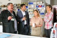 Die Rosenheim-Cops – Noch am Tatort erhalten Hansen (Igor Jeftic, 2.v.l.) und Hofer (Joseph Hannesschläger, l.) von den Mitarbeiterinnen Maria Gerstl (Veronika Faber, 2.v.r.) und Yvonne Brand (Martyna Eder, r.) einen wichtigen Hinweis.