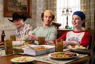 Young Sheldon – L-R: John Sturgis (Wallace Shawn), Georgie Cooper (Montana Jordan) und Sheldon Cooper (Iain Armitage)