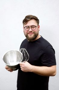 Kochs anders – Konditormeister Max-Toby Welke kocht für Starkoch Ali Güngörmüs.