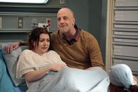 How I Met Your Mother – Während Marshall auf dem Weg ins Krankenhaus ist, ist Lily (Alyson Hannigan, l.) total genervt von ihrem Vater Mickey (Chris Elliot, r.) und lässt ihn deshalb aus dem Zimmer schmeißen ...