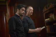 The Exorcist – Auf der Flucht vor dem Vatikan werden Pater Tomas (Alfonso Herrera, l.) und Pater Marcus (Ben Daniels, r.) von einer Mutter nach Seattle gerufen, die der Ansicht ist, dass ihre Tochter von einem Dämon besessen ist. Doch ist das wirklich die ganze Geschichte?