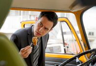 Bones - Die Knochenjägerin – Agent Aubrey (John Boyd) stellt fest, dass es der ermordete Fastfood-Kritiker mit der Sauberkeit in dem Spice-Mobil offenbar nicht besonders genau genommen hat.