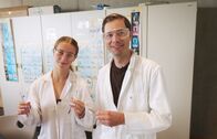 7 Tage ... – hr-fernsehen 7 TAGE ... ELITESCHULE, "Ein Film von Constatin Röse und Sebastian Krausse" Uhr. Reporter Constantin und Schülerin Luisa im Chemieunterrich.