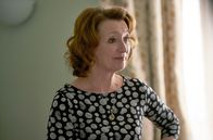 Mum – Cathy (Lesley Manville) bleibt selbst in den abstrusesten Situationen höflich.