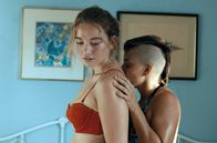 Princess Cyd – Miranda (Jessie Pinnick, li.) hat sich in die lebenslustige und spontane Katie (Malic White) verliebt.