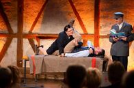 Comedy Scheune – v.l.n.r: Birgit Pfeiffer und Marcus Neuweiler (Die Gscheidles) verarzten einen Gast